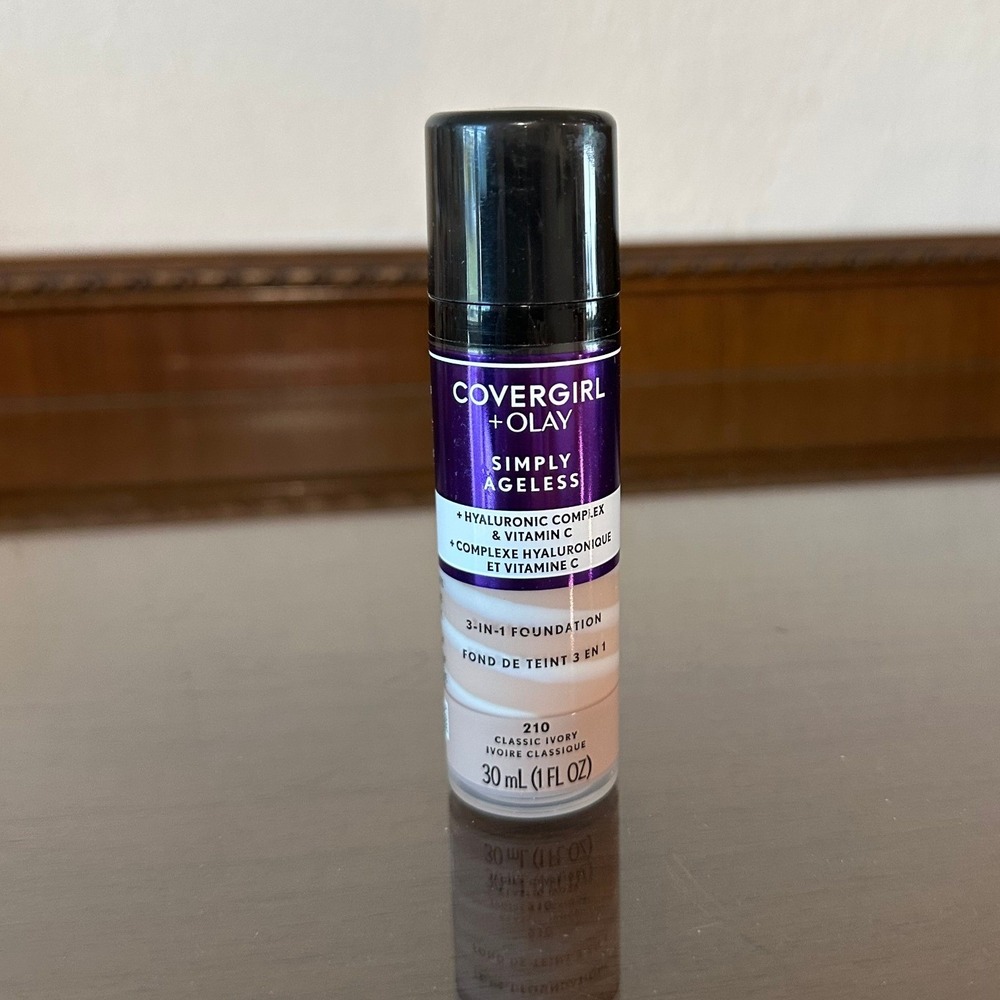 Covergirl Olay Simplyโ Ageless 3-in-1 Liquid Foundation 210 Classic Ivory 1oz